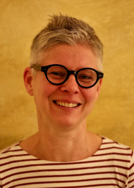 Portraitbild von Dr. Alexandra Leder.